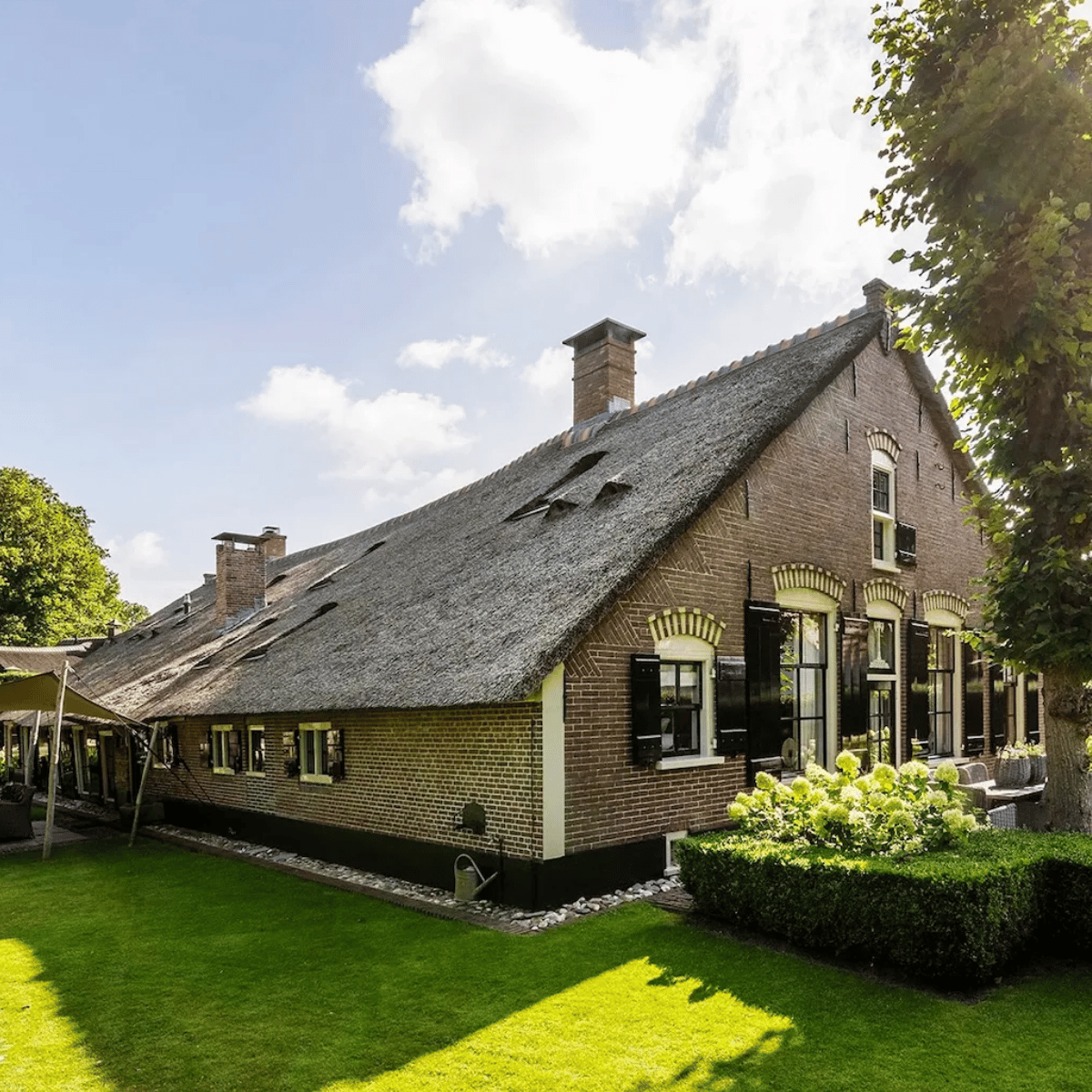 Funda-parel: achter de deuren van deze historische woonboerderij schuilt een onverwacht interieur. 