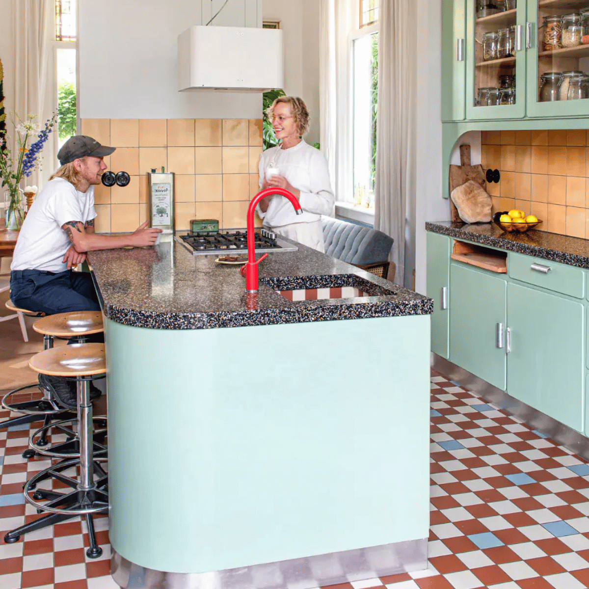 Een gekleurde keuken brengt een flinke dosis dopamine in huis, maar welke kleur kies je? 
