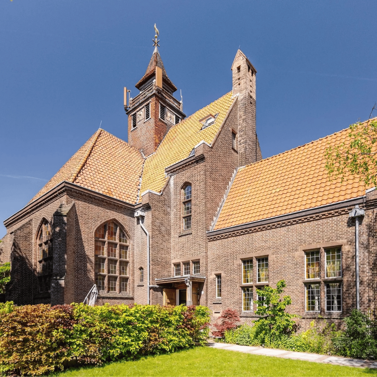 Funda-parel: in deze voormalige kerk in Haarlem vind je geen hemels, maar een aards kleurpalet met een wereldse touch. 