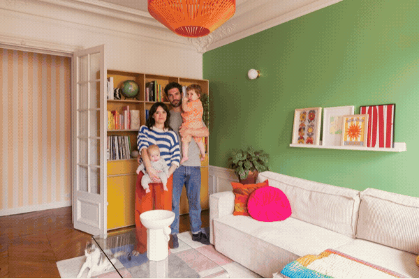 Het Parijse appartement van ontwerpster Lisa is een explosie van contrasten. Van roze tot groen, van oranje tot blauw, van panterprint tot streep, niks is haar te bont.