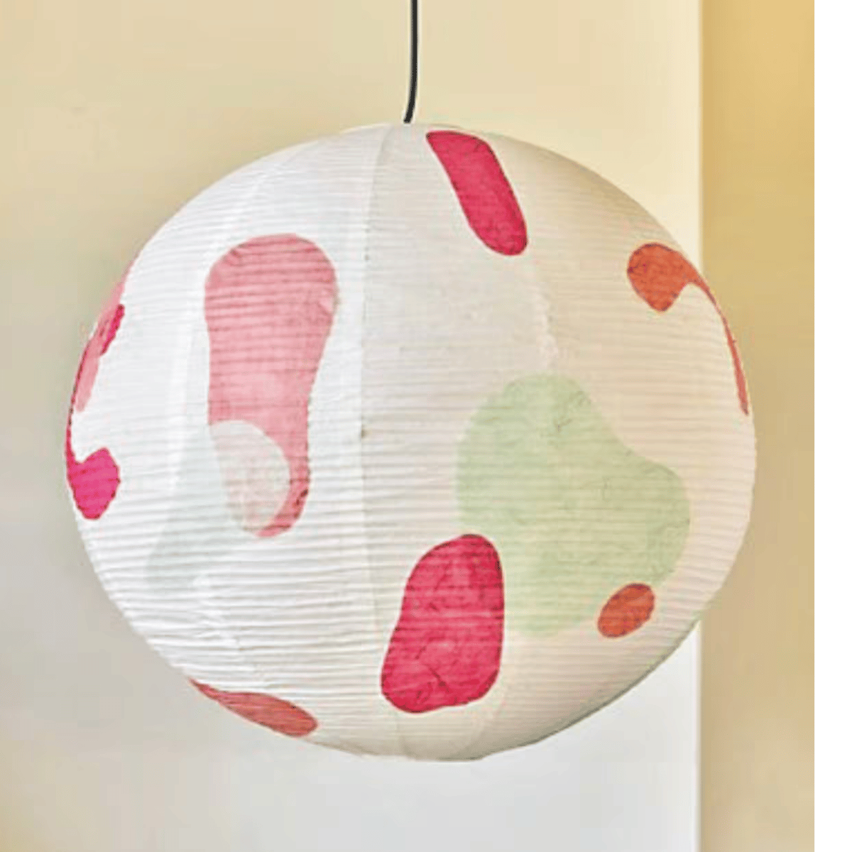 Kleurrijk lichtpunt: met deze DIY tover je een simpele lampenkap om tot een kleurrijke sfeermaker.