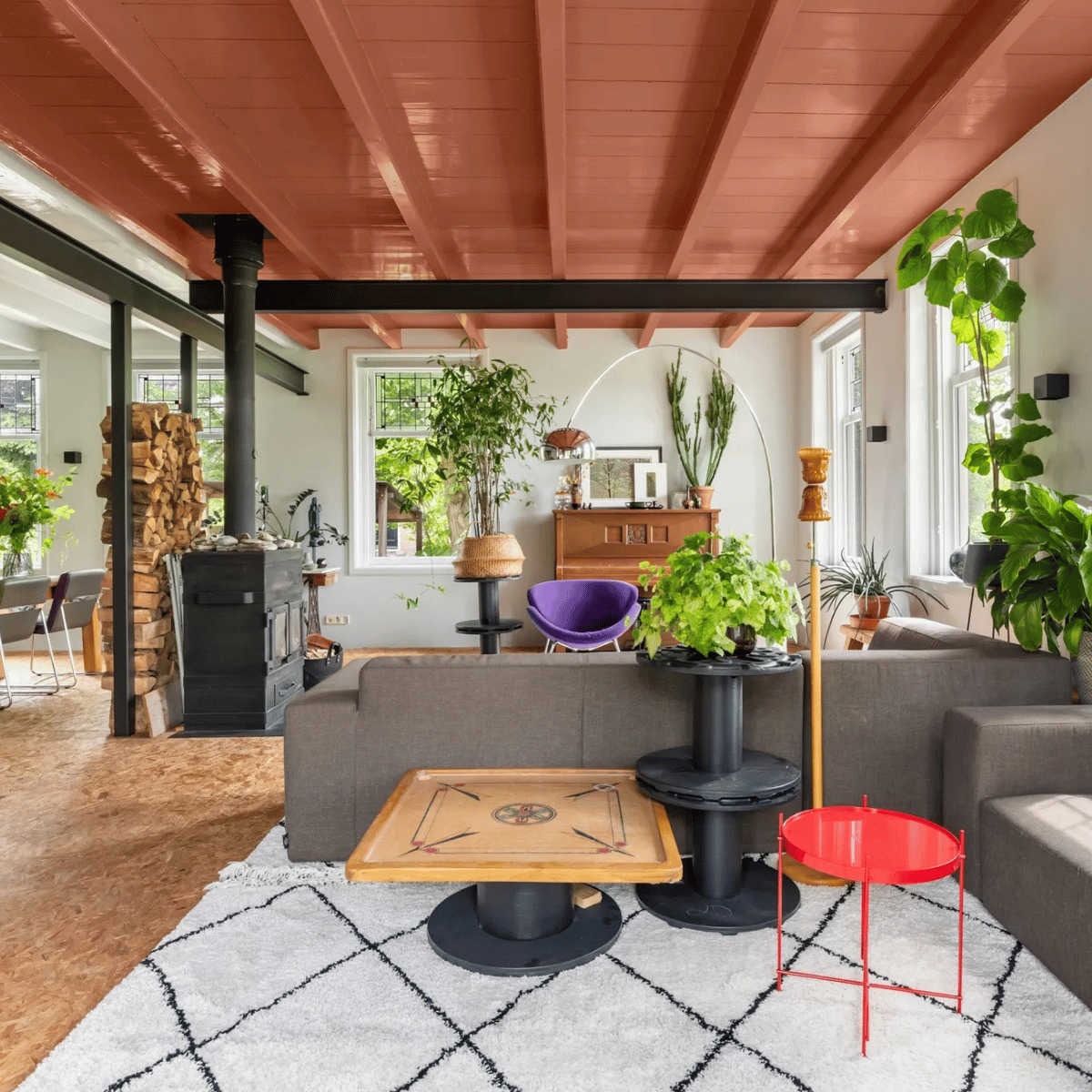 Funda-parel: om een industrieel interieur een extra rauw randje te geven, moet je ongepolijste keuzes durven maken. Laat je inspireren door deze woonboerderij.