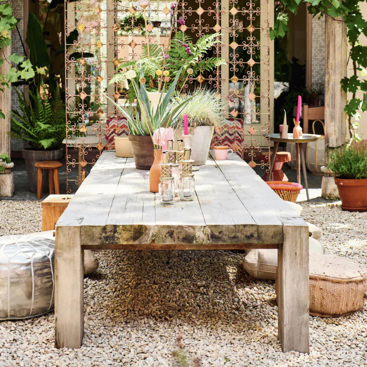 Heb je houten tuinmeubels die grijs of groen zijn uitgeslagen? Met deze tips maak je ze in no time weer fris en klaar voor zonnige dagen.