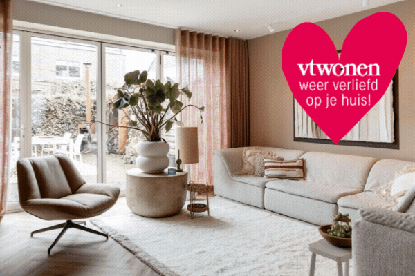 De meubels van Dirk en Agneta verdwenen bijna in hun ruime woonkamer. Stylist Frans loste dit op met een XXL-elementenbank en bracht warmte in huis met aardse tinten, leer en licht hout.