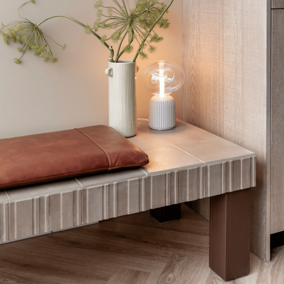 Tegels zien we allang niet meer alleen op de vloer of op de wand. In het huis van Dirk en Agneta liet stylist Frans zien hoe je tegels op verrassende manieren toepast. 