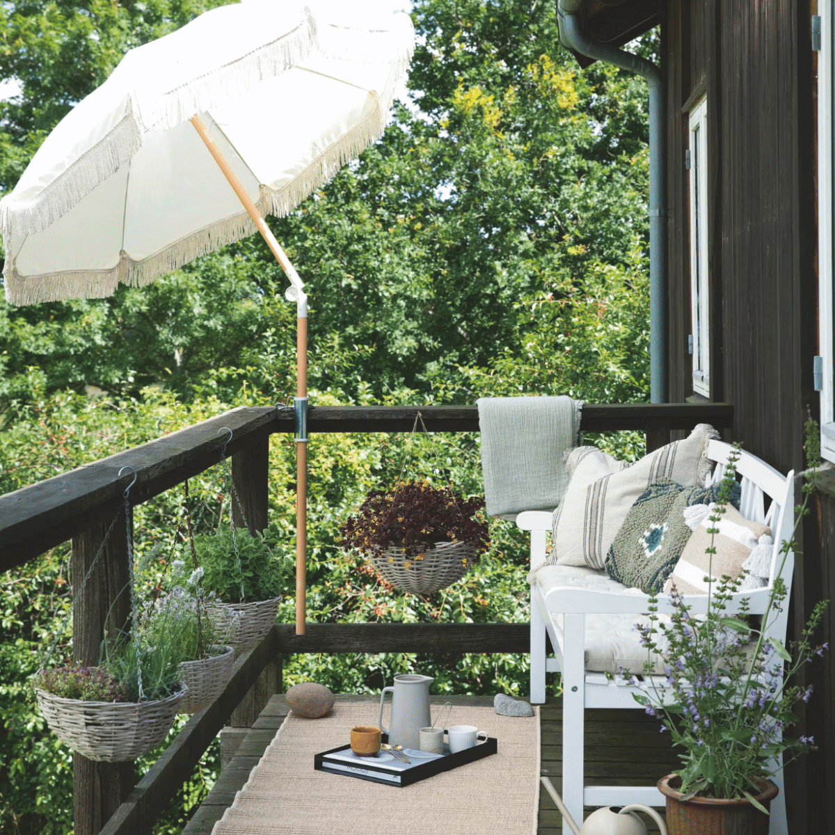 Klein balkon? Met deze 5 slimme indeeltips creëer je in no-time een grootse relaxplek.