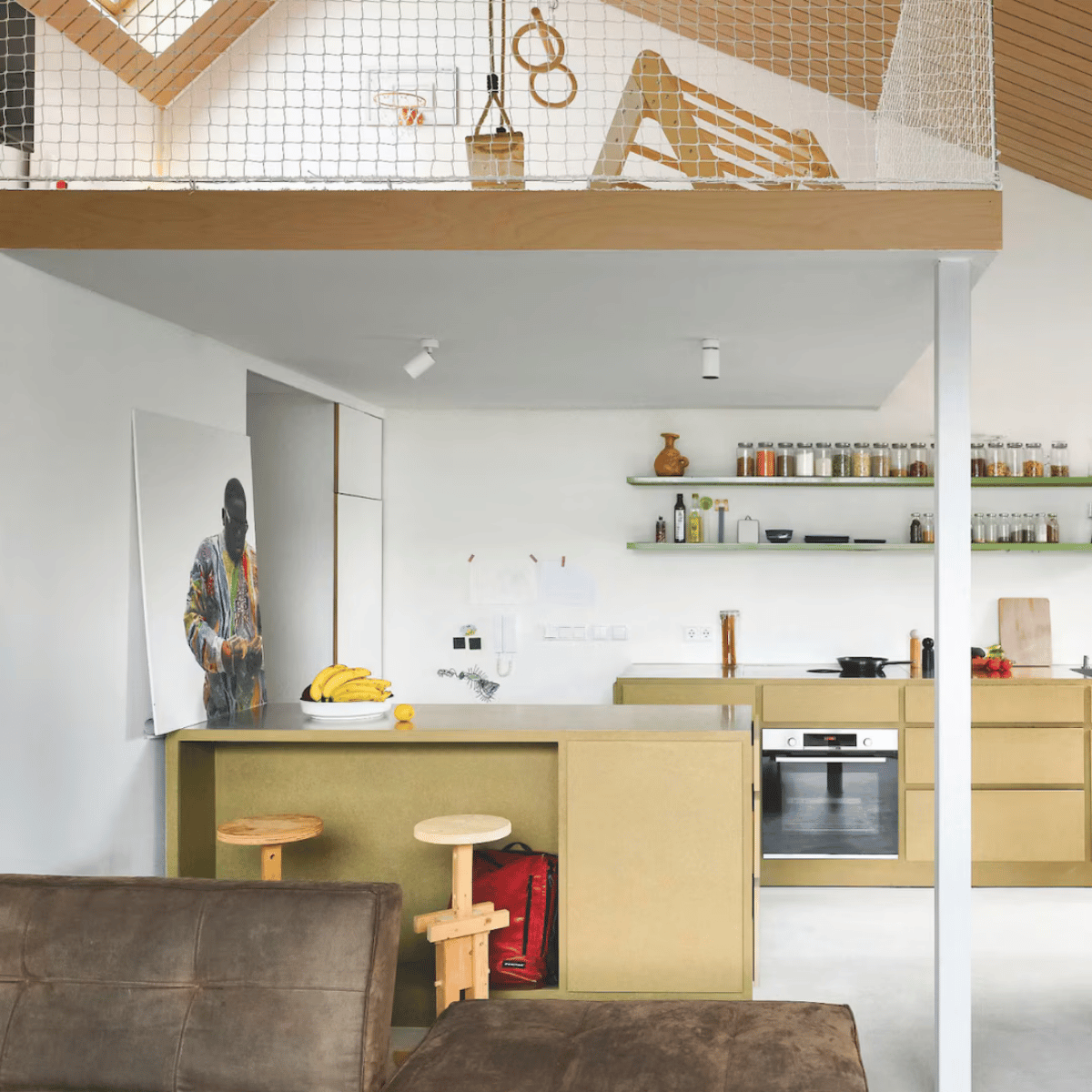 Van nieuwbouwappartement tot stadsvilla: in deze 5 huizen omarmen de bewoners hun hoge plafonds.