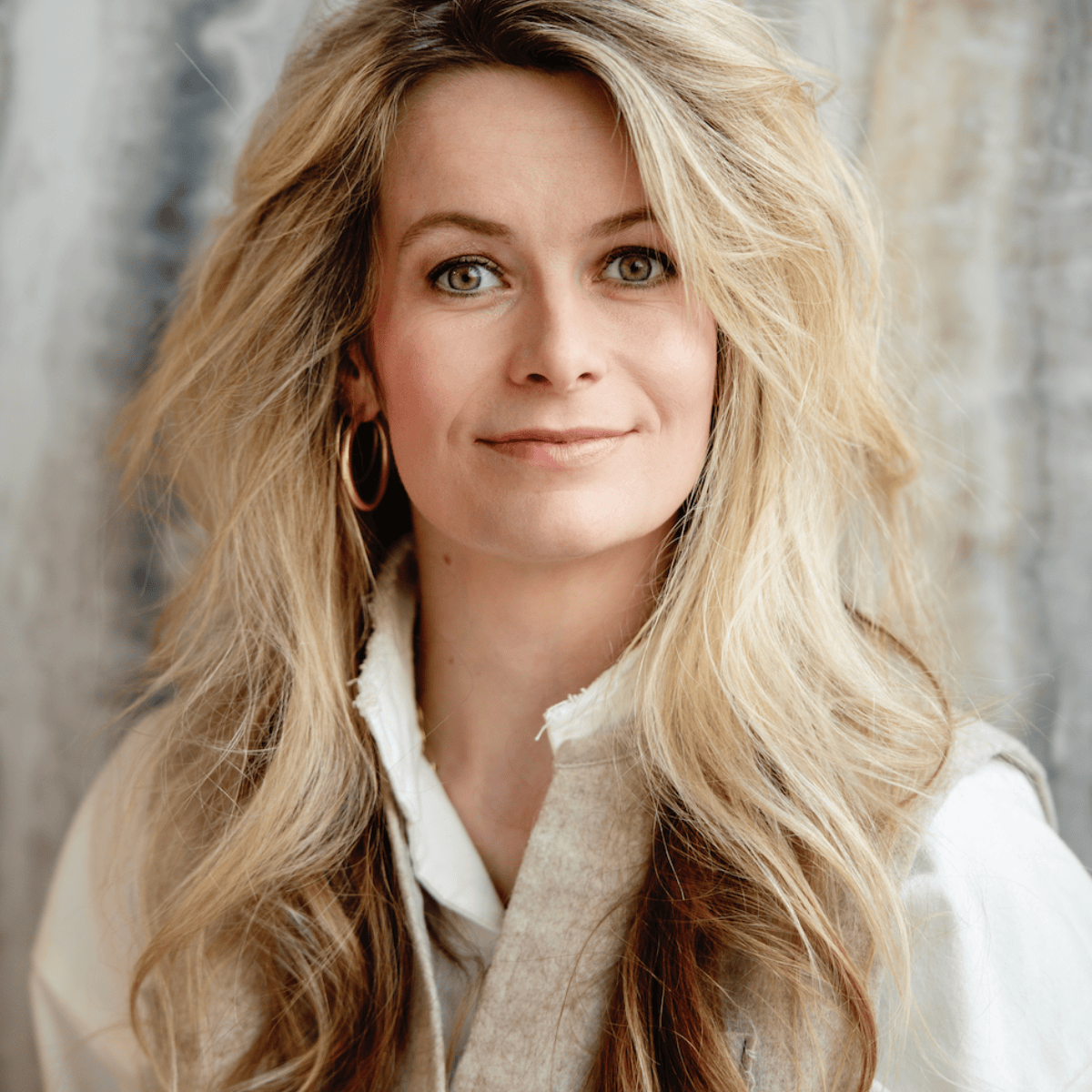 Stylist Liza bij Sven en Annemarie in Heerhugowaard. Sven houdt van een lichte basis met industriële elementen, Annemarie is juist fan van knalkleuren en bloemenbehang.