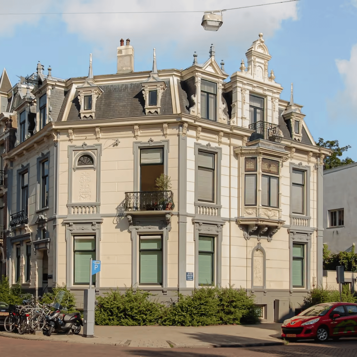 Funda-parel: onder de indruk van de prachtige gevel? Dan staat je achter de voordeur van dit 19e-eeuwse herenhuis in Amsterdam nog meer te wachten. 