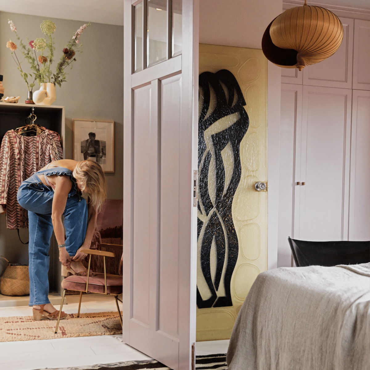 Een walk-in closet is misschien wel de ultieme woonwens en daar heb je geen aparte kamer voor nodig. Ook  in de slaapkamer, onder een schuin dak of achter een gordijn kan een inloopkast schuilgaan. 