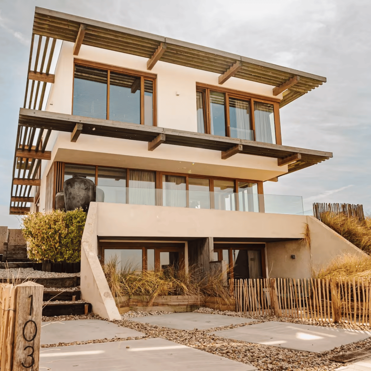 Funda-parel: met zo’n sfeervolle strandvilla mét B&B  in Zandvoort kun je het hele jaar door in alle luxe zwijmelen aan zee.