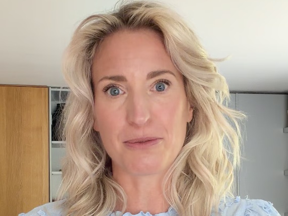 Lig je eindelijk op de bank, maar lukt ontspannen niet omdat je lichaam nog aanstaat? Zó laat je stress uit je lijf verdwijnen, volgens Stéphanie Lacroix, expert persoonlijke ontwikkeling.