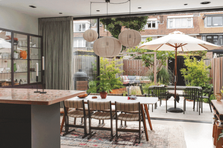 Het was een meerjarenproject, maar nu is het huis van Jessica en Pim helemaal af. ‘Het terras is even hoog als de uitbouwvloer, je loopt zo van binnen naar buiten.’