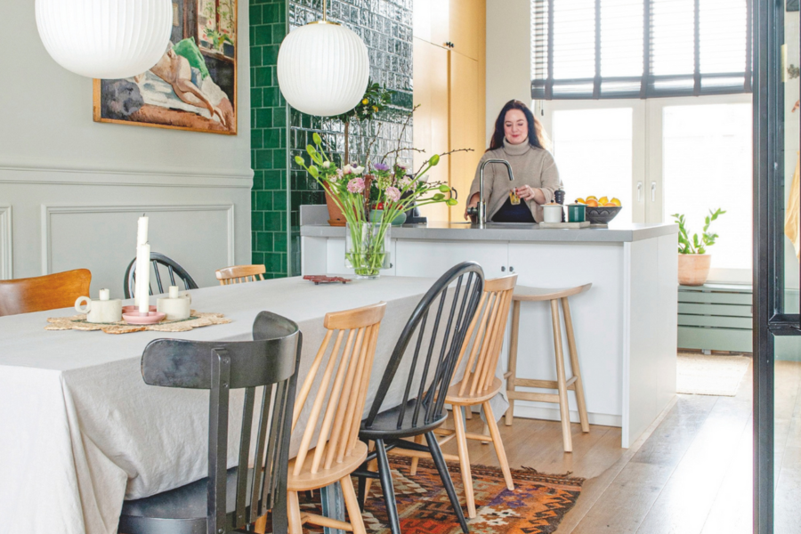 Opvallend in het grachtenappartement zijn de vintage karpetten waarmee alle ruimtes zijn aangekleed. ‘Voor mij zijn die onmisbaar; ze voegen sfeer en warmte toe.'