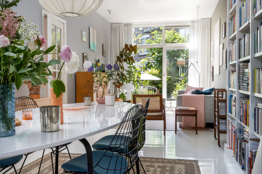 Met de renovatie van een dubbel appartement uit 1920 wisten René en Jochem wel raad. ‘Alle kunst aan de muren sluit perfect aan op het kleurpalet van het huis.’