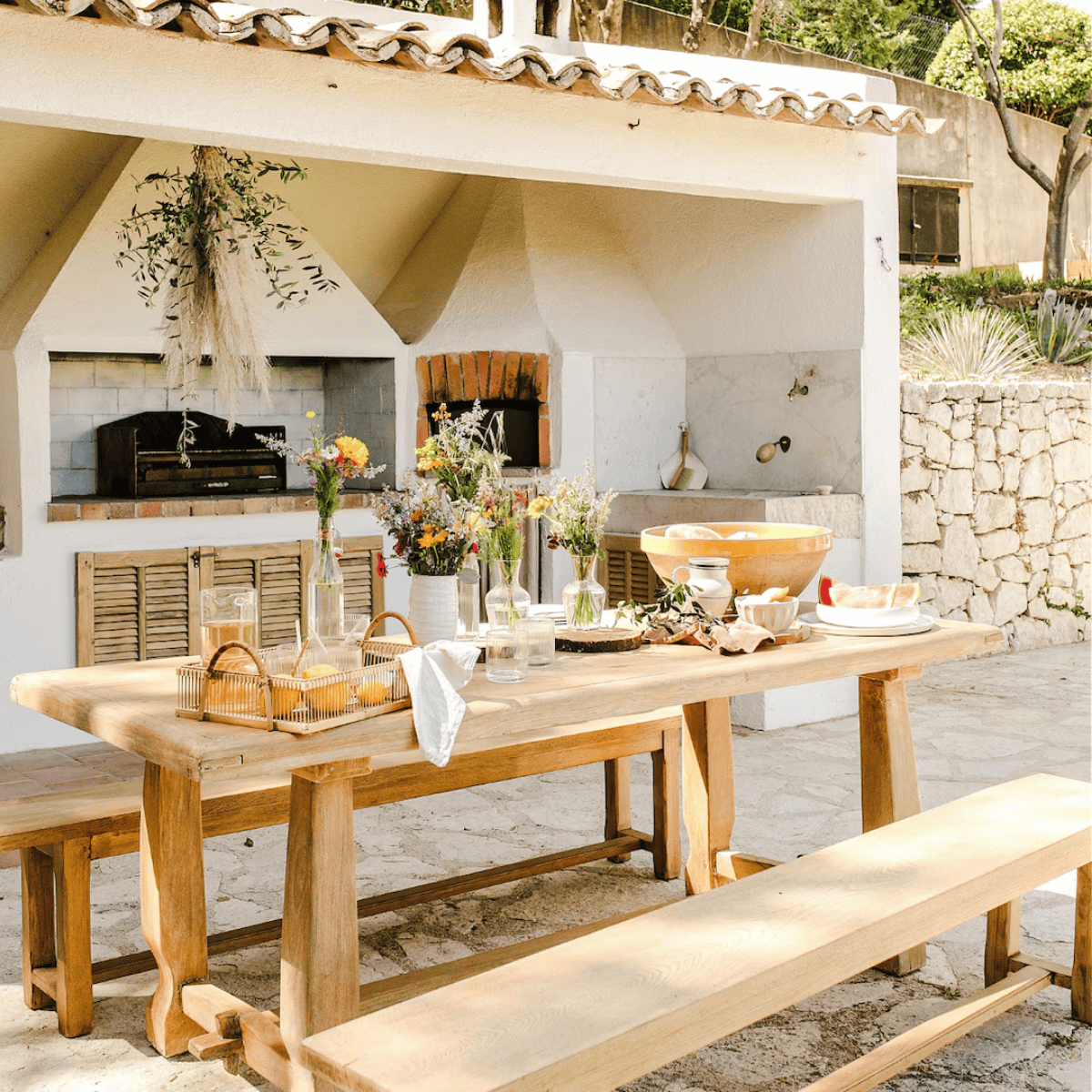 Al fresco koken & (na)tafelen: 3x binnenkijken bij huizen met een buitenkeuken