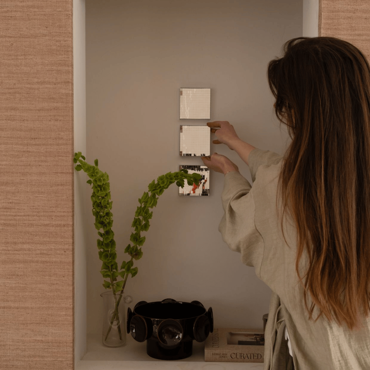 Een funky upgrade voor een saaie wand? Met een drieluik van discospiegels is dat zo gepiept. In nog geen tien minuten hangen ze.