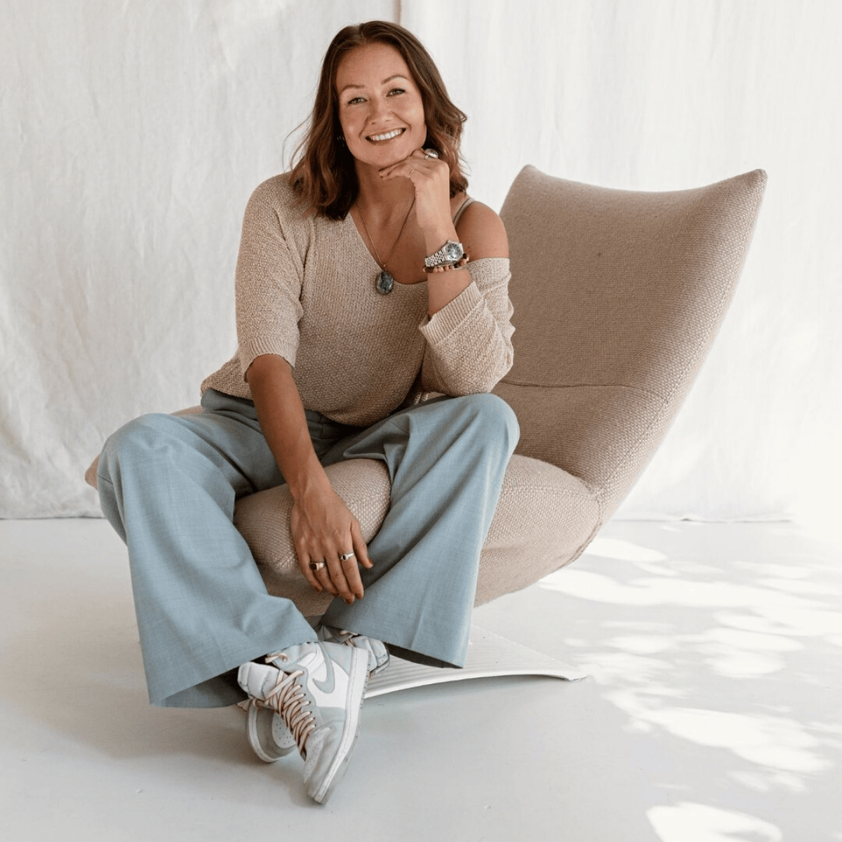 Stylist Eva bij Eva en Jordy in Almere. Na de komst van hun zoon trok zij bij hem in, maar het stel mist warmte en sfeer in hun woning.