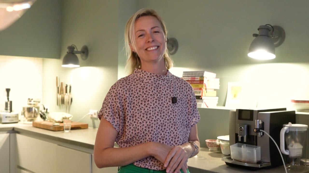 Anna (40) kiest bewust voor biologische en onbewerkte voeding. In deze video vertelt ze hoeveel zij wekelijks kwijt is aan boodschappen en deelt ze haar beste tips voor biologisch en onbewerkt eten, ook voor een klein budget!