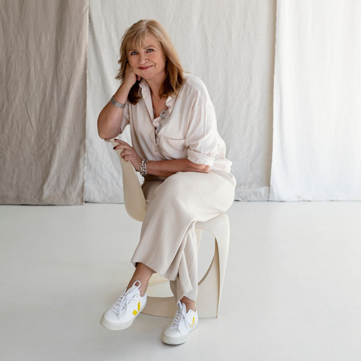 Stylist Fietje bij Roy en Judith in Lisse. Judith houdt van een strandsfeer, maar Roy woont liever in een industrieel en landelijk huis.