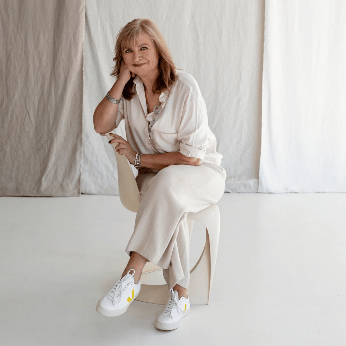 Peter en Judith wonen met hun drie zoons in het ouderlijk huis van Peter, maar het is nog niet gelukt er een eigen plek van te maken. Stylist Fietje weet hier wel raad mee, bekijk alvast een sneak peek van de make-over.