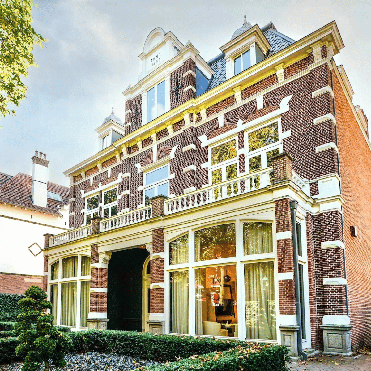 Funda-parel: deze monumentale villa mét bioscoop en zwembad is klassiek van buiten en modern van binnen. Neorenaissance meets hotel-chic.