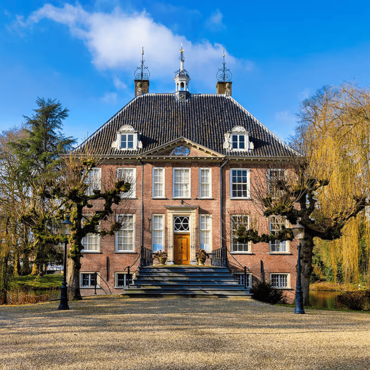 Funda-parel: Kasteel Rijnhuizen met koetshuis, park en slotgracht