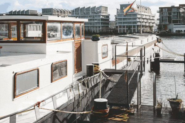 Met het IJ als achtertuin en watervogels als buren, wonen Jelle en Anna op hun omgebouwde schip midden in de natuur én de stad. ‘Wonen op een boot was altijd al een jongensdroom voor mij.’