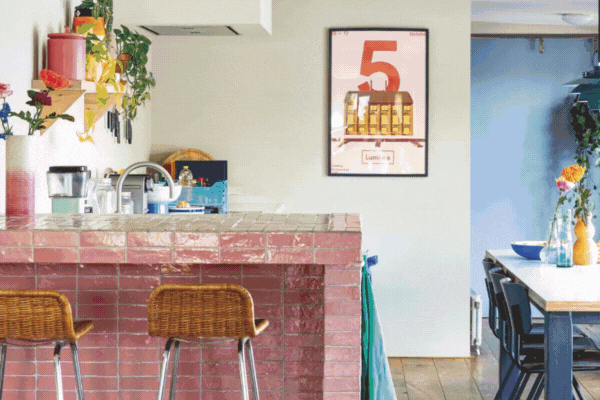 De roze bar was de grootste verbouwingsingreep in de kleurrijke woonboot van Yvi en Anthony. 'Het interieur is nooit af. Het onaffe houdt het levend en speels.'