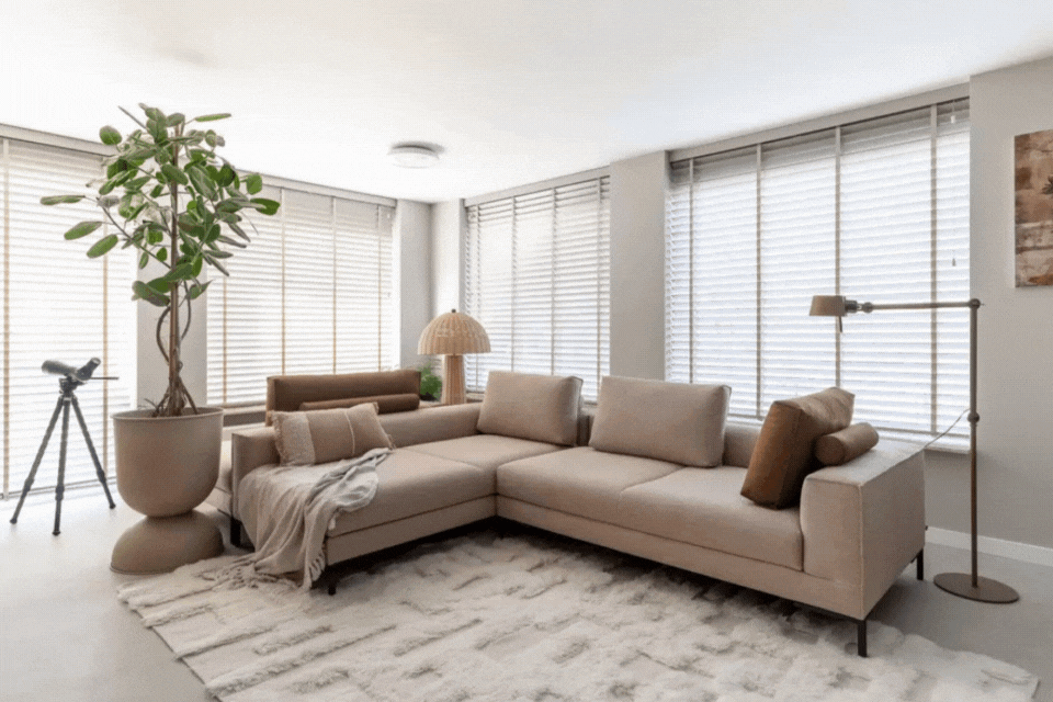 Stylist Frans gaf de hoekwoning van Laurenske en Nicole een chique strandsfeer met natuurlijke materialen, messing en zachte stoffen.