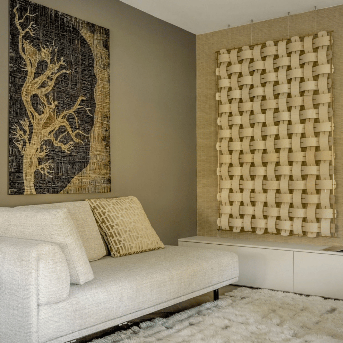 Een naturel kleurpalet, zachte materialen en donkere accenten vormen de basis van een hotel chic-interieur. Maar er zijn meer elementen die zorgen voor de verfijnde, luxe en chique hotelsfeer. Stylist Frans deelt zijn recept.