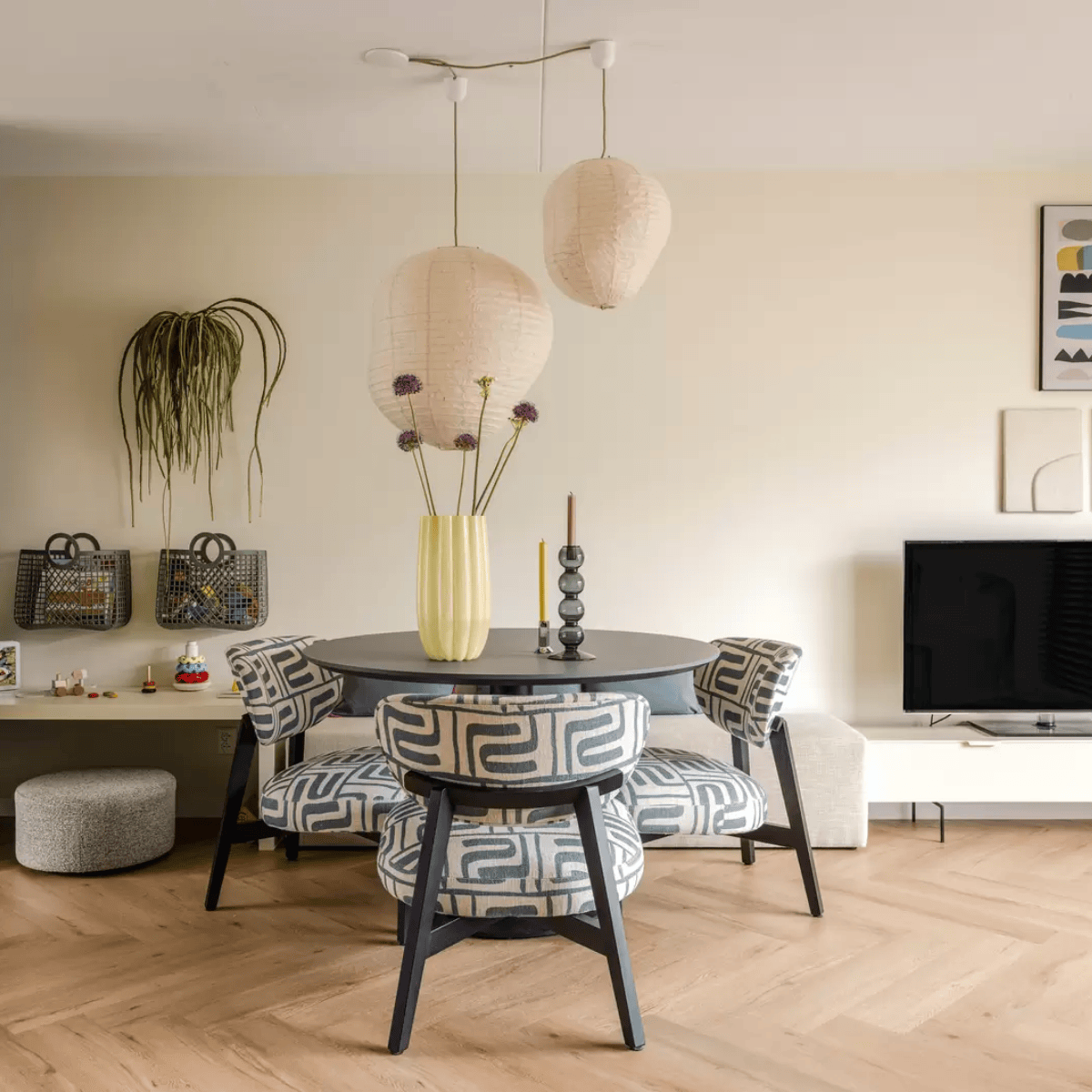 Stylist Kelly koos een low dining eetset uit voor Jessamine en Philyan, zodat ze voortaan heerlijk kunnen tafelen met hun dochter, vrienden en familie.