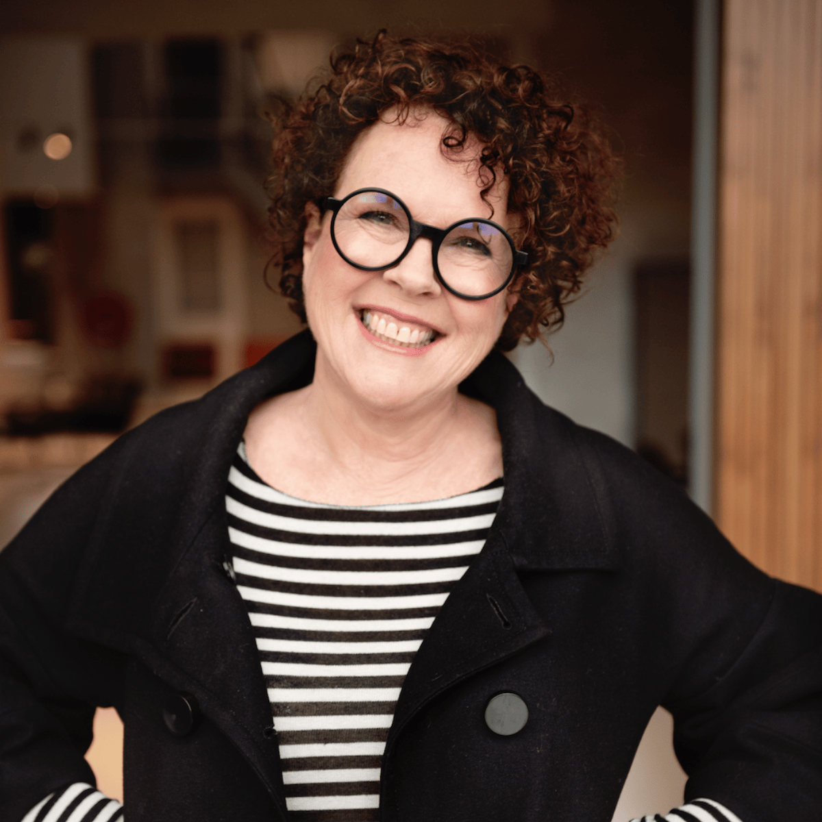Stylist Marianne bij Tamara en Reinier in Leidschenveen. Tamara hoopt op warmte en knusheid en Reinier ziet graag zijn gin-collectie terug in de woonkamer.