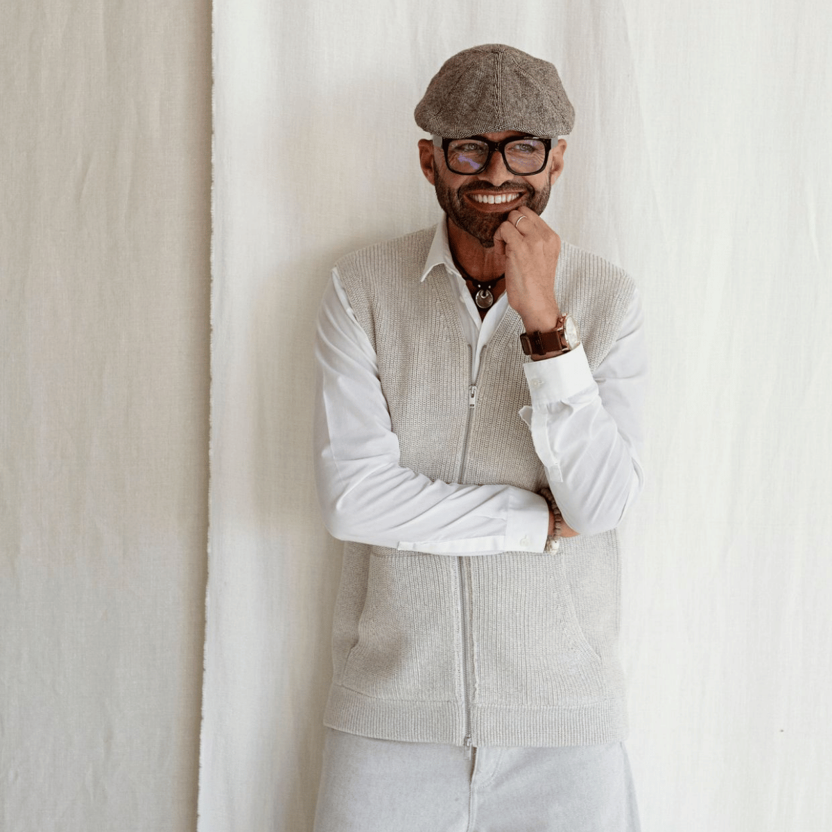 Dirk en Agneta namen wat meubels over van de vorige bewoners, nu willen ze graag hun eigen touch geven aan het interieur. De hulp van stylist Frans komt als geroepen.