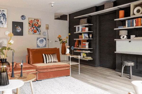 Stylist Fietje gaf de vierkante woonkamer van Bram en Marloes in Woudenberg eindelijk de warmte waar ze zo naar verlangden. 