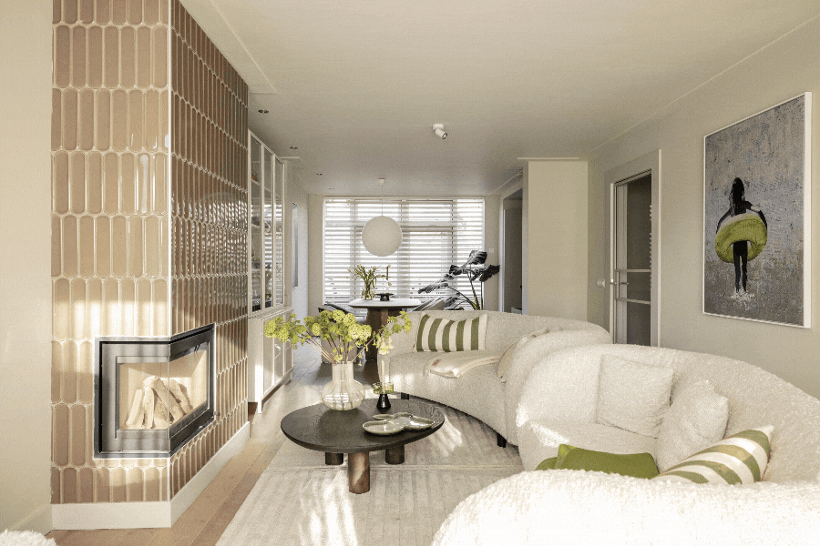 Stylist Marianne koos voor een fris kleurpalet van roomwit en groen bij Boris en Marieke in Oisterwijk.