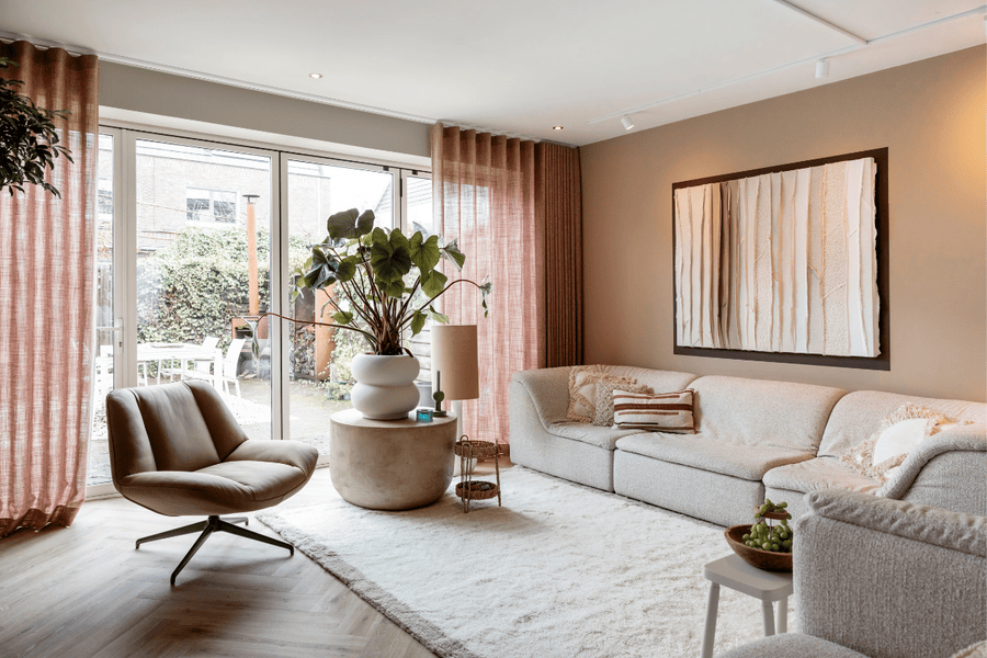 De meubels van Dirk en Agneta verdwenen bijna in hun ruime woonkamer. Stylist Frans loste dit op met een elementenbank en bracht warmte in huis met aardse tinten, leer en licht hout.
