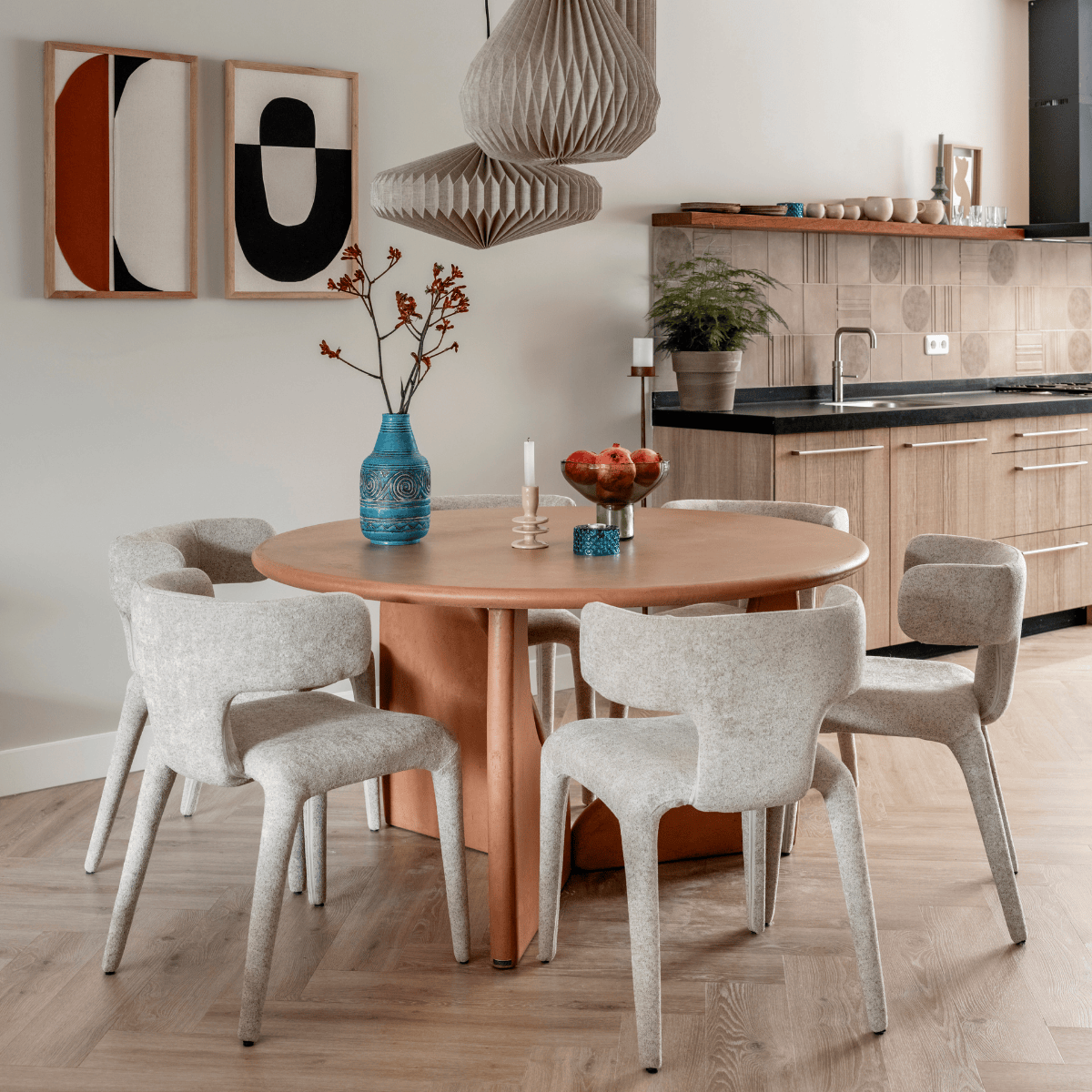 Wil je net als Frans een warme sfeer creëren? Ga voor aardse tinten, een elementenbank en shop items in dezelfde stijl.