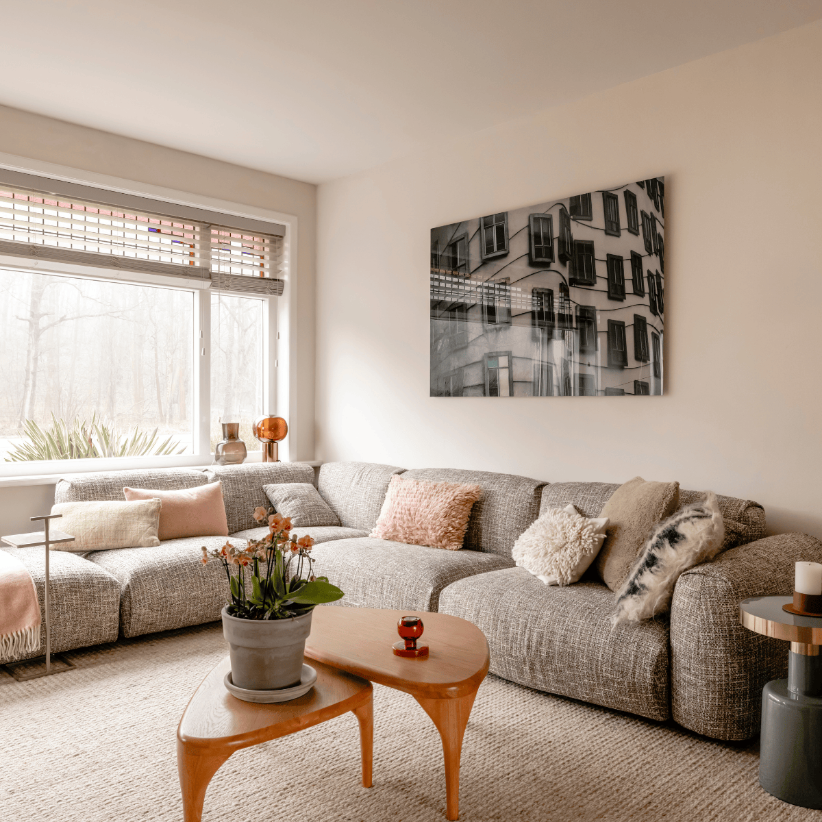 Wil je thuis nét zo'n sfeer creëren? Ga voor warme tinten: van taupe tot oker, zachte materialen en shop items in dezelfde stijl.