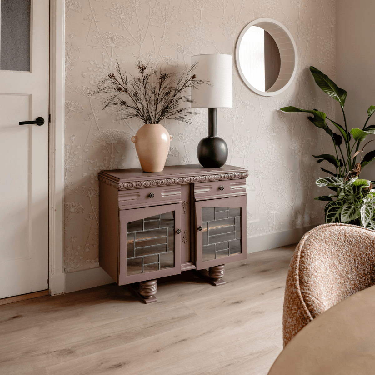 Heb je een afgesloten keuken en wil je meer verbinding zonder de hele muur te slopen? Stylist Fietje koos voor een ronde opening.