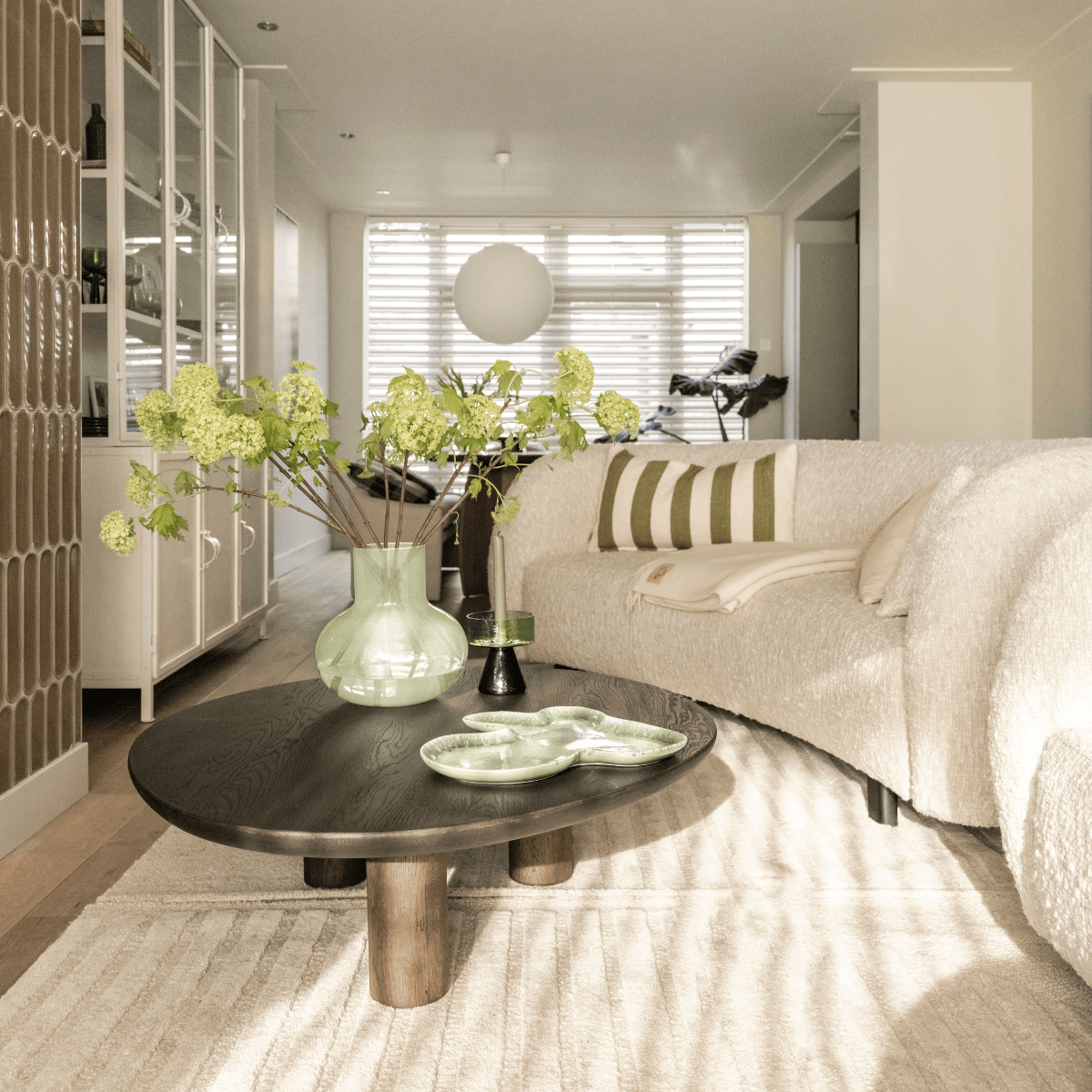 Stylist Marianne creëerde een fris lente-interieur voor Boris en Marieke. Met deze stylingtrucs haal jij ook het buitengevoel in huis.