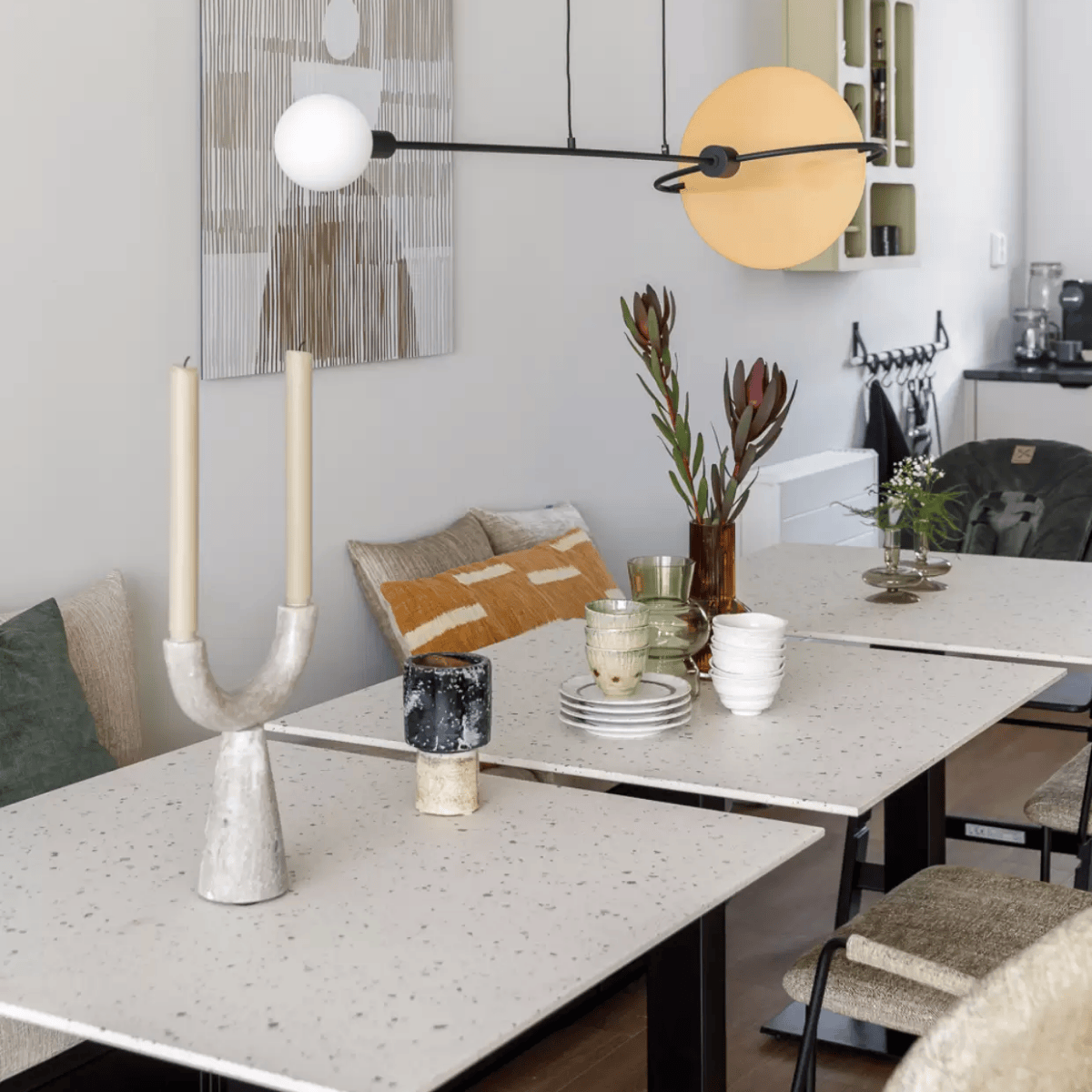 Eva zette drie bistrotafels naast elkaar in de eethoek. Zo'n speelse opstelling heeft volgens Eva veel voordelen. Dit zijn haar stylingtips.