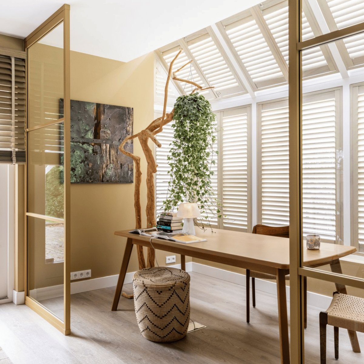 ‘Wat goed is, is goed’, vindt stylist Frans. Daarom liet hij de oude tegelvloer van Frans en Daniëlle liggen en koos hij in de woonkamer voor een vloer die daar mooi op aansluit.