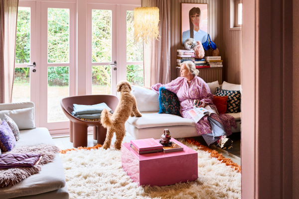 Een plan voor het interieur van haar kleurrijke houten huis had Desiré niet, dat is gewoon ontstaan en blijft zich ontwikkelen. ‘Ik heb hier altijd een vakantiegevoel.’