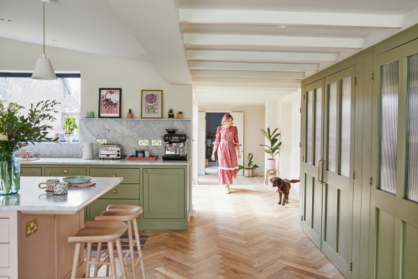 Een roze badkamer, olijfgroene keukenkasten en knalgele kozijnen; mode-influencer Emma hield zich qua kleur niet in, maar focuste óók op details toen ze een monumentaal pand nieuw leven inblies.