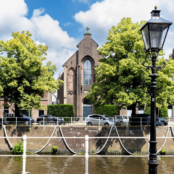 Gespot op Funda: voormalige kerk vol licht en authentieke details