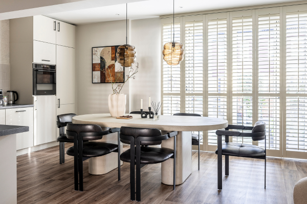 Stylist Eva creëerde sfeer in de jaren 50-woning van Bas en Sharita uit Amersfoort met oud roze, zachtheid en ronde vormen.