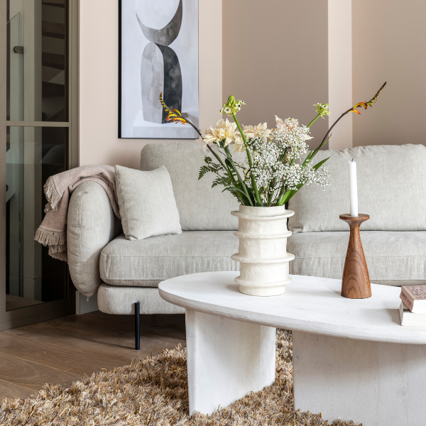 Wil je net als Frans een licht loftgevoel creëren? Ga voor een zacht vloerkleed, ronde vormen en shop items in dezelfde stijl.