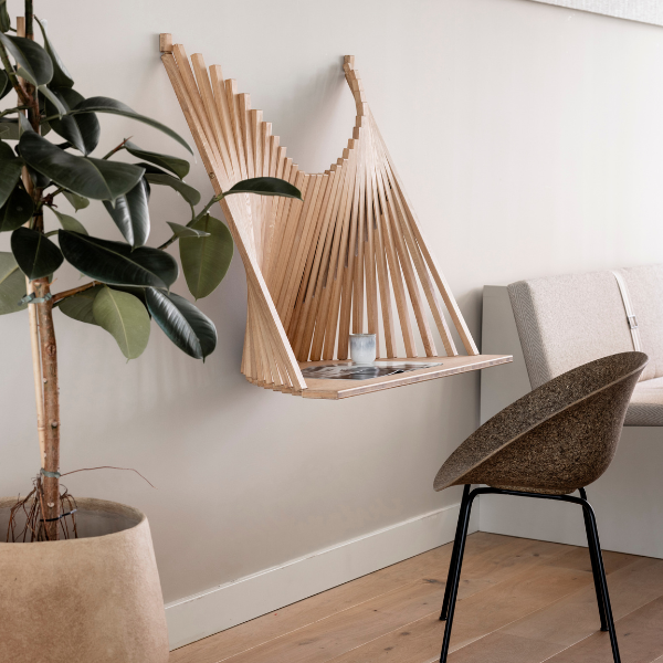 Een werkplek die weinig ruimte inneemt, klinkt handig, toch? Stylist Frans koos voor een opvouwbaar houten bureau.